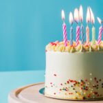 cumpleaños de Mirtha Legrand: torta de cumpleaños con velas encendidas