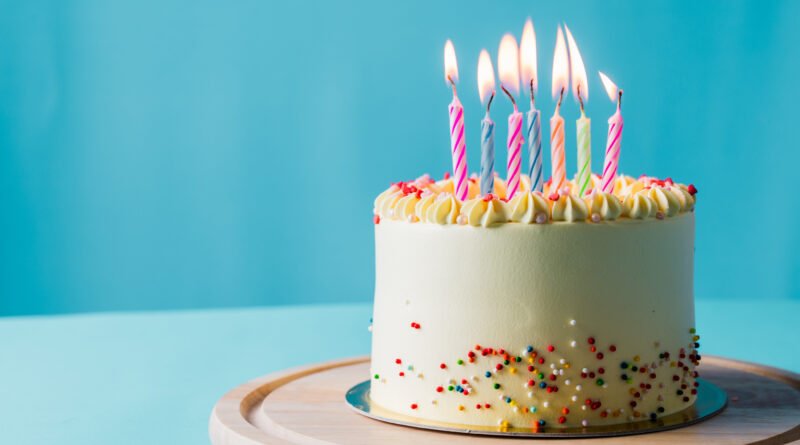 cumpleaños de Mirtha Legrand: torta de cumpleaños con velas encendidas