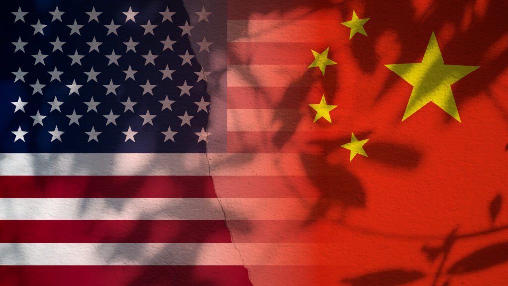 misión a China: banderas de China y Estados Unidos en un tablero comercial
