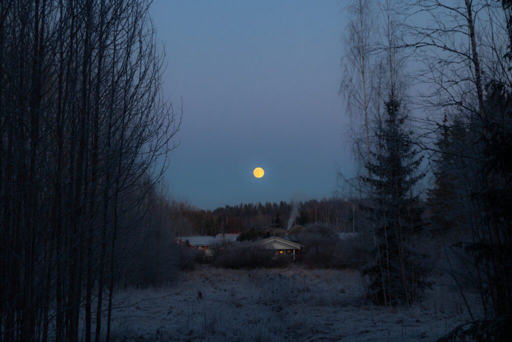 Monstruo Lizzie Borden: vieja casa bajo la luna llena en clima de misterio