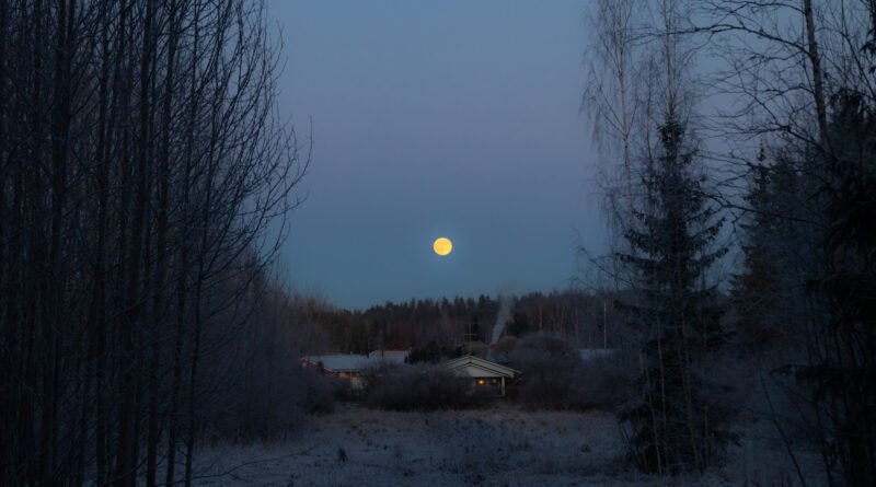 Monstruo Lizzie Borden: vieja casa bajo la luna llena en clima de misterio