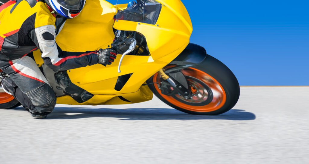 MotoGP en Silverstone: moto de carreras inclinada en una curva de circuito