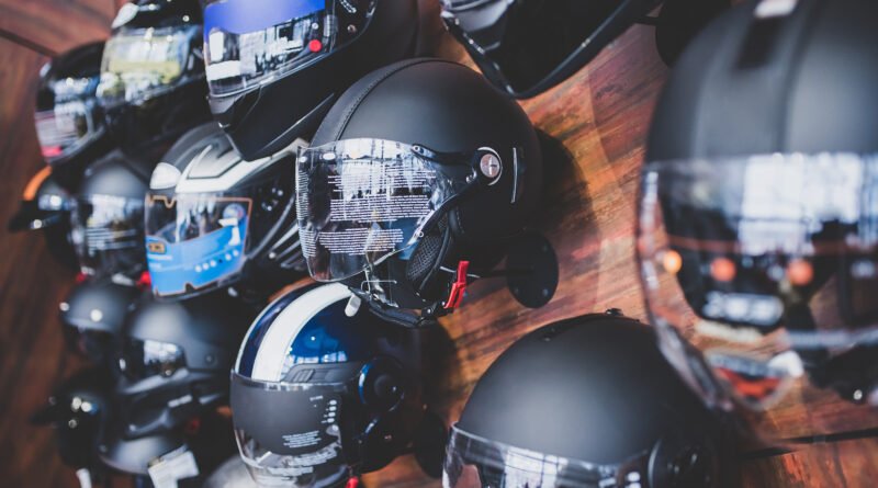 motos más vendidas: local con motos nuevas alineadas en exhibición