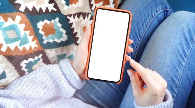 narrativa libertaria: mano sosteniendo un celular con redes sociales