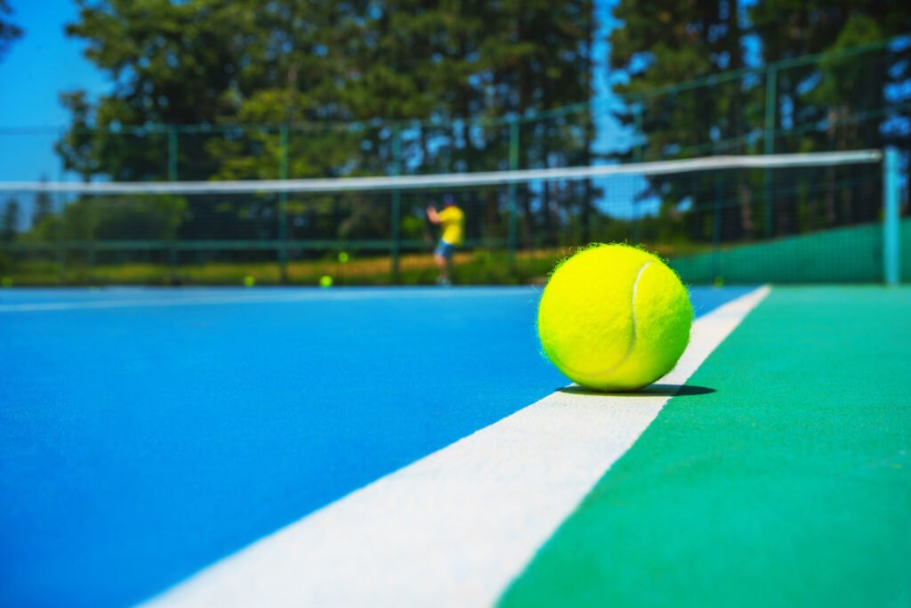 Navone en Montreal: pelota de tenis sobre la línea de una cancha rápida azul