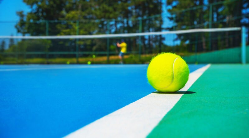 Navone en Montreal: pelota de tenis sobre la línea de una cancha rápida azul