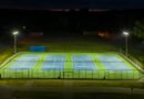 Navone US Open: canchas de tenis de cemento azul iluminadas de noche