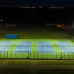 Navone US Open: canchas de tenis de cemento azul iluminadas de noche