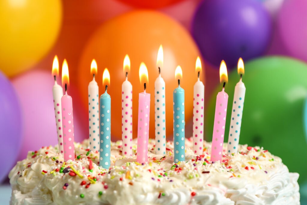 Nazarena Vélez: torta de cumpleaños con velas encendidas y globos de fondo
