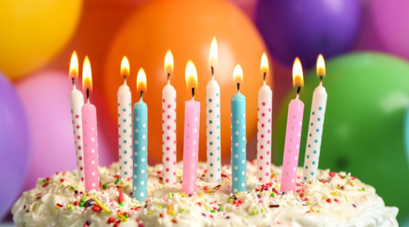 Nazarena Vélez: torta de cumpleaños con velas encendidas y globos de fondo