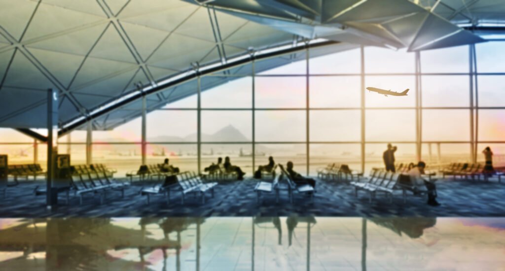 niñera argentina: terminal de aeropuerto al atardecer con pasajeros en silueta