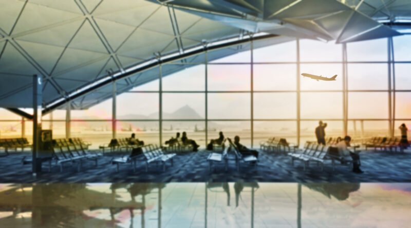 niñera argentina: terminal de aeropuerto al atardecer con pasajeros en silueta
