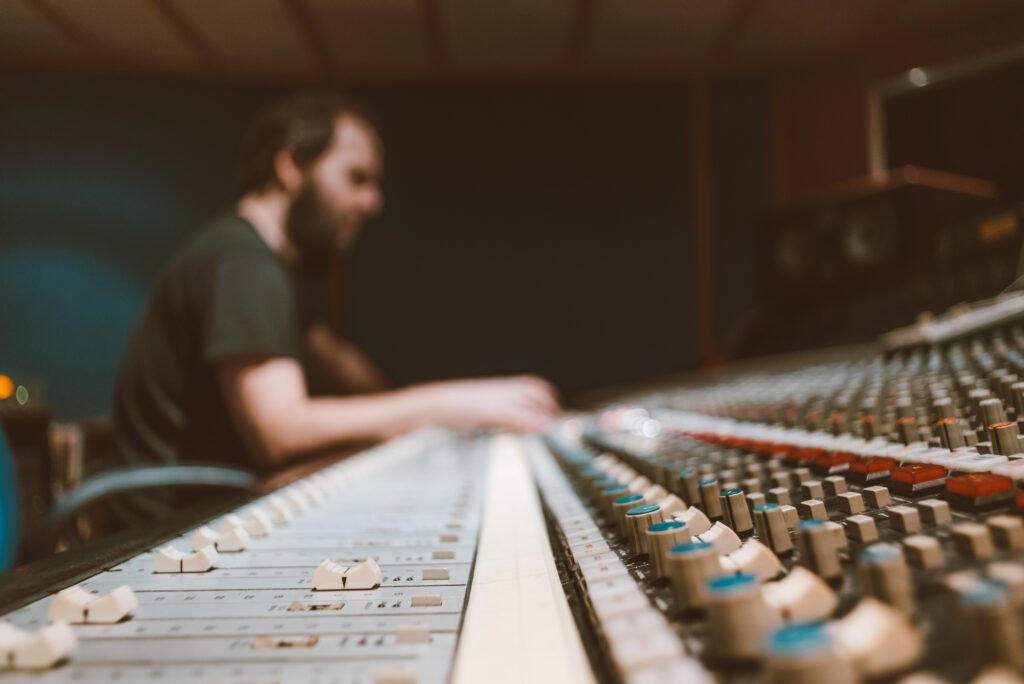 nuevo álbum de Dillom: consola de mezcla de audio en un estudio de grabación