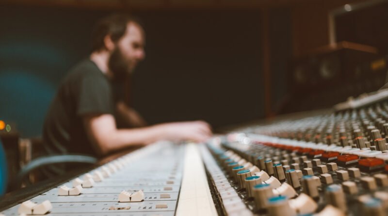 nuevo álbum de Dillom: consola de mezcla de audio en un estudio de grabación