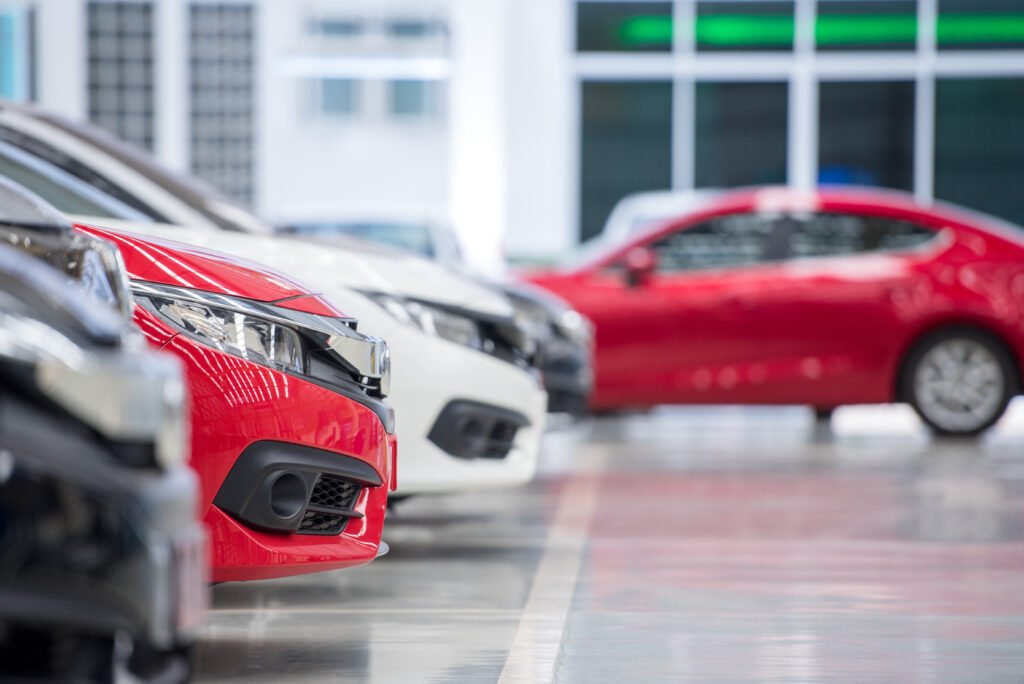 Nuevos autos 2026: fila de autos nuevos en una playa de venta