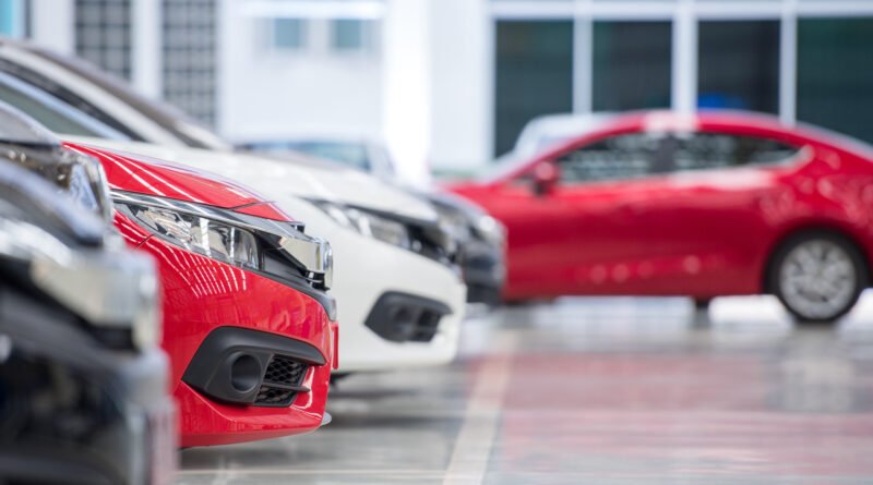 Nuevos autos 2026: fila de autos nuevos en una playa de venta
