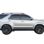 Ora 5 HEV: SUV moderno sobre un fondo de estudio