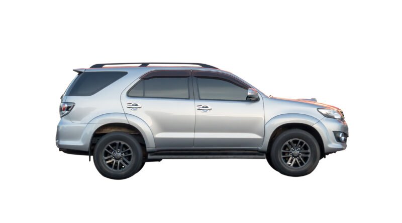 Ora 5 HEV: SUV moderno sobre un fondo de estudio