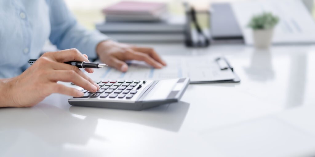 paritarias de agosto: una persona calcula su sueldo con una calculadora
