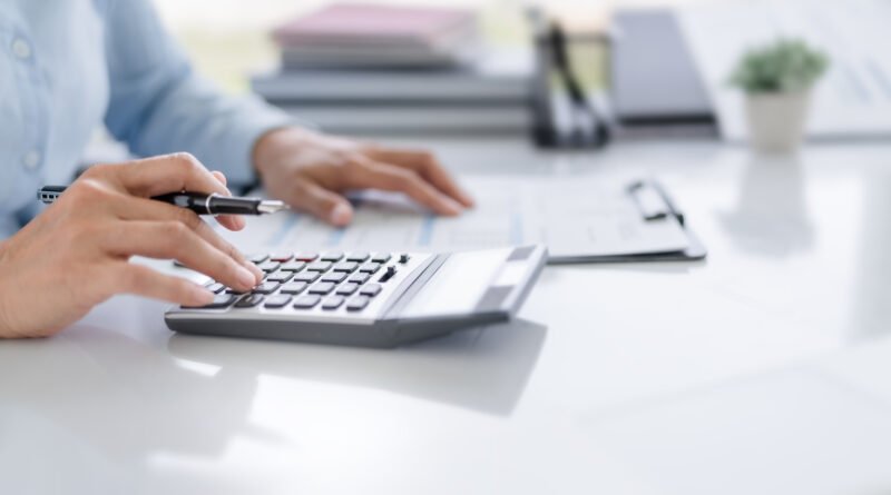 paritarias de agosto: una persona calcula su sueldo con una calculadora