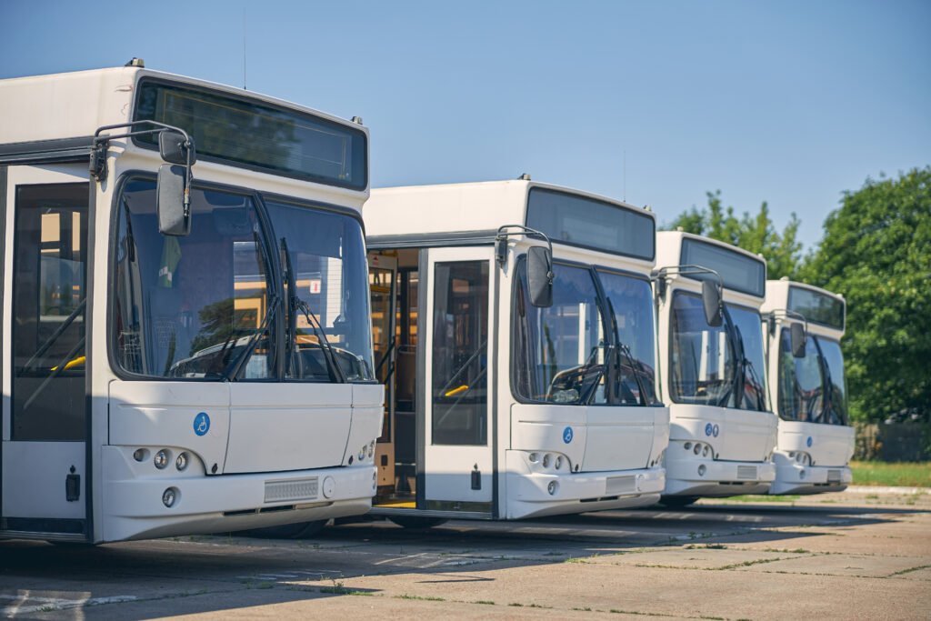paro de colectivos: colectivos nuevos estacionados en fila en una terminal