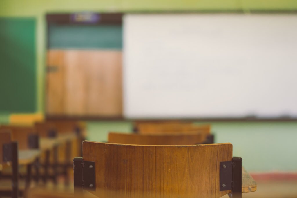 paro docente: aula vacía con pupitres y pizarrón durante una jornada sin clases