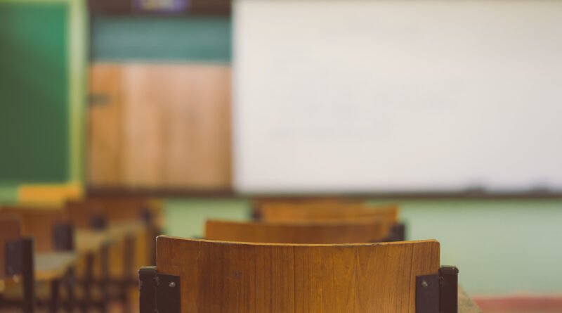paro docente: aula vacía con pupitres y pizarrón durante una jornada sin clases
