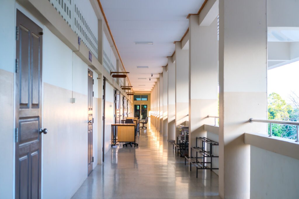 paro docente: pasillo de escuela vacío sin alumnos