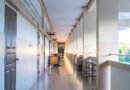 paro docente: pasillo de escuela vacío sin alumnos