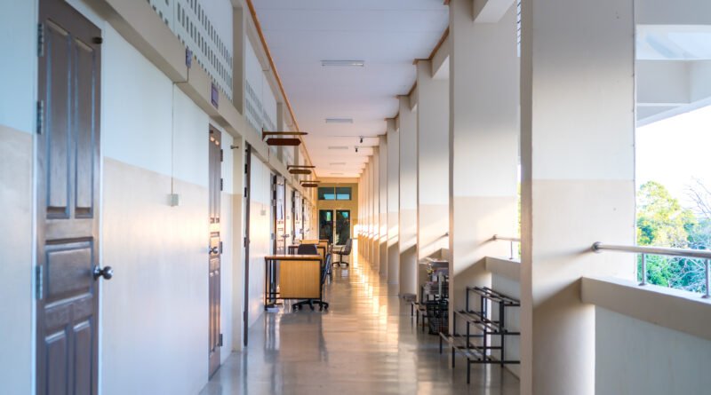 paro docente: pasillo de escuela vacío sin alumnos
