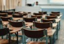 paro universitario: aula universitaria vacía con pupitres de madera