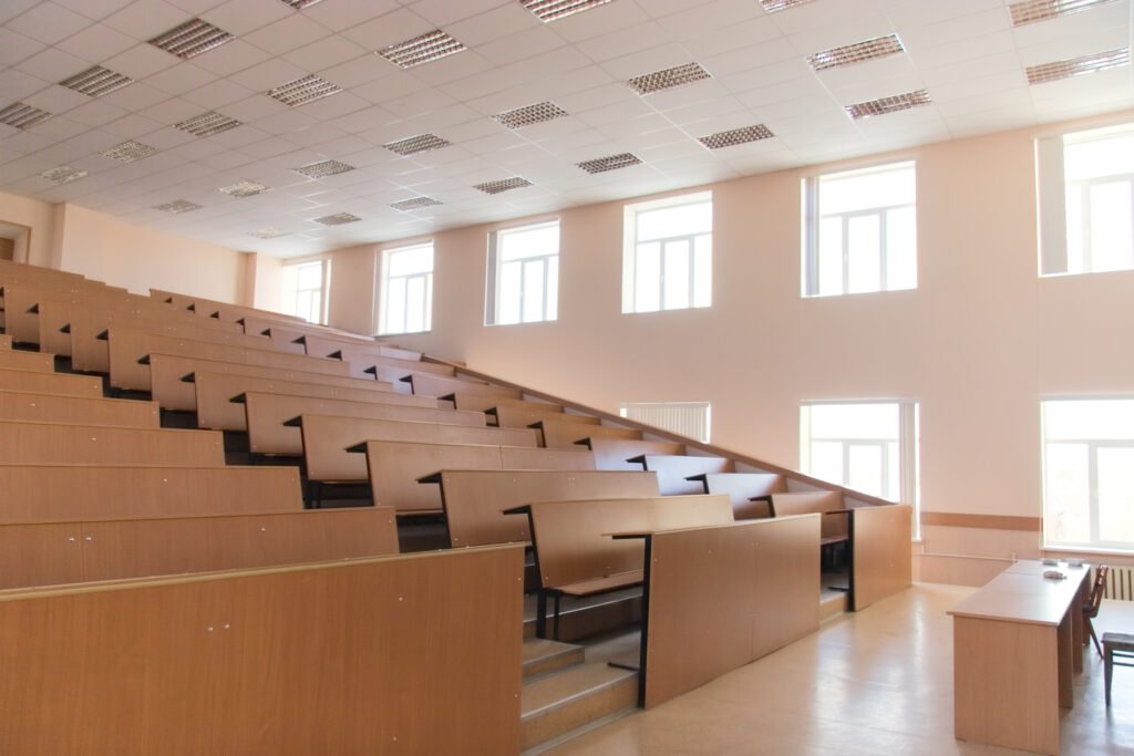paro universitario: aula magna universitaria moderna y vacía