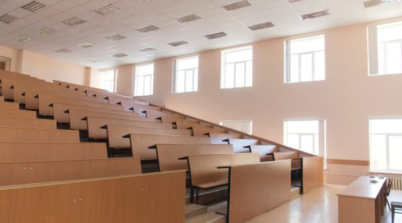 paro universitario: aula magna universitaria moderna y vacía