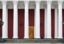 paro universitario: fachada de un edificio universitario con columnas