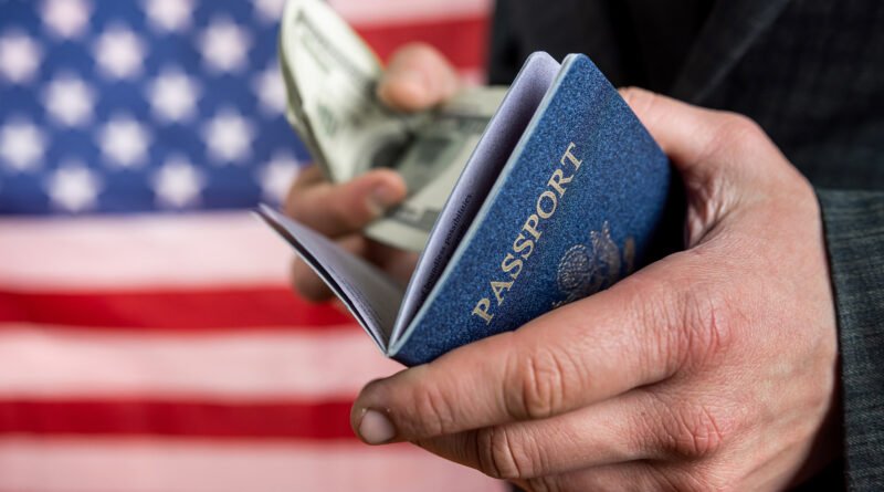 pasaporte dorado: pasaporte junto a billetes de dólar