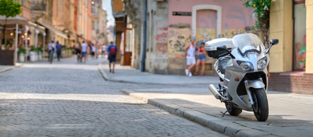 patentamiento de motos: moto estacionada en una calle de la ciudad