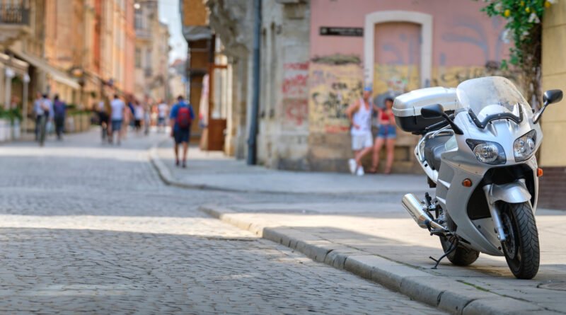patentamiento de motos: moto estacionada en una calle de la ciudad