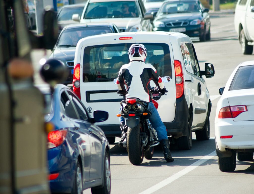 Patentamientos de autos: tránsito de vehículos en una avenida