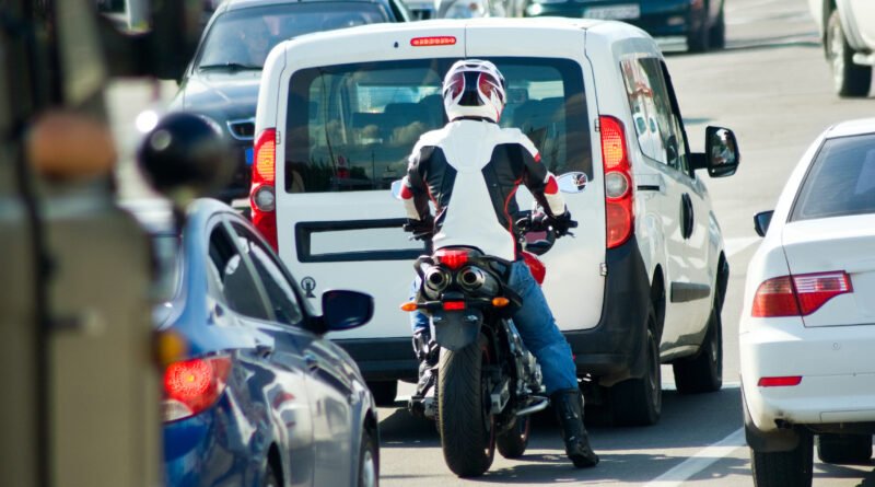 Patentamientos de autos: tránsito de vehículos en una avenida