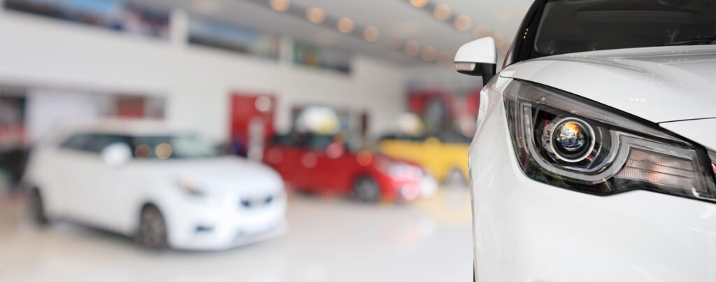 patentamientos de julio: autos nuevos exhibidos en un salón de ventas