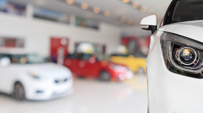 patentamientos de julio: autos nuevos exhibidos en un salón de ventas
