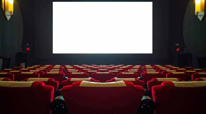 película Canelones: sala de cine con butacas rojas y pantalla iluminada