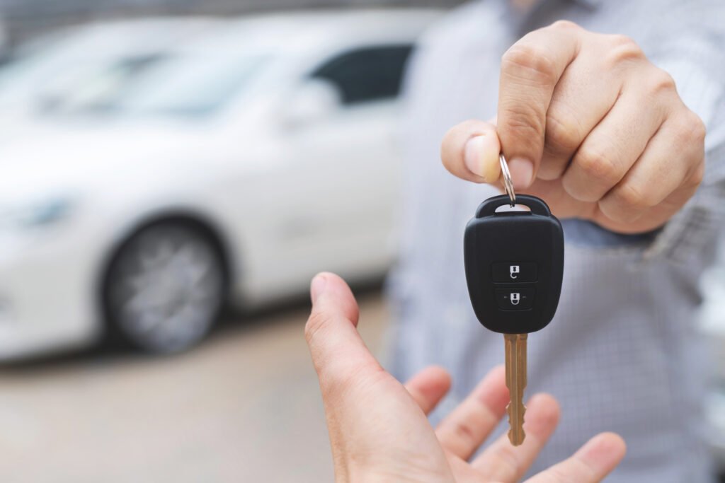 planes de ahorro: entrega de la llave de un auto en un concesionario