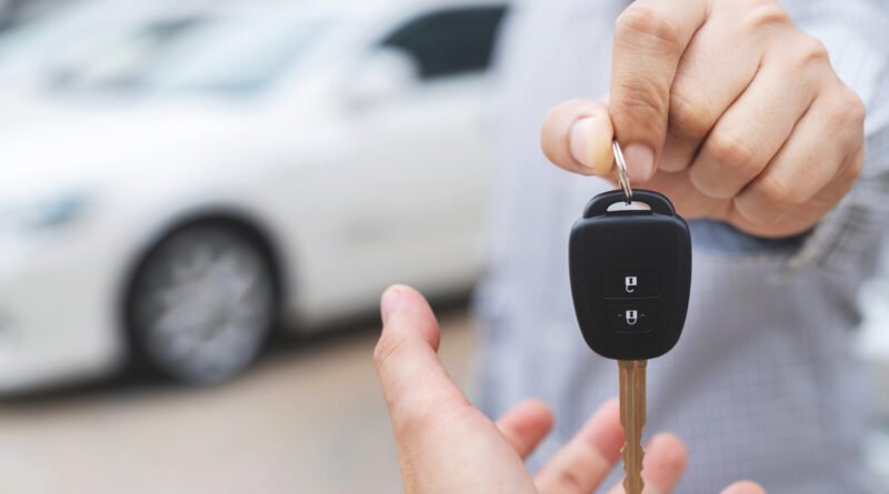 planes de ahorro: entrega de la llave de un auto en un concesionario