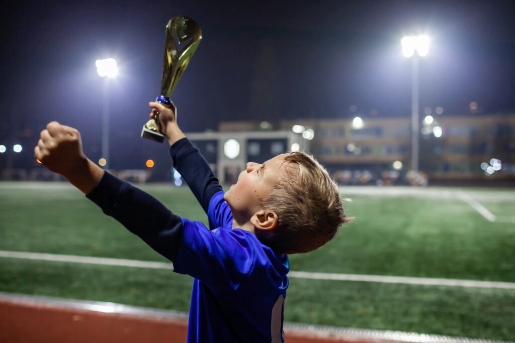 Platense Libertadores: trofeo de fútbol levantado en un estadio iluminado