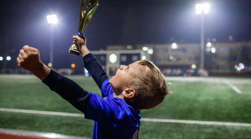 Platense Libertadores: trofeo de fútbol levantado en un estadio iluminado