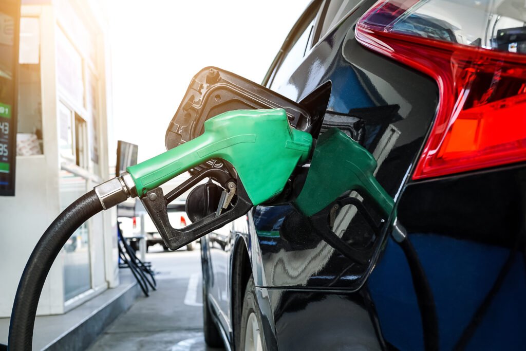 precio de los combustibles: surtidor cargando nafta en un auto