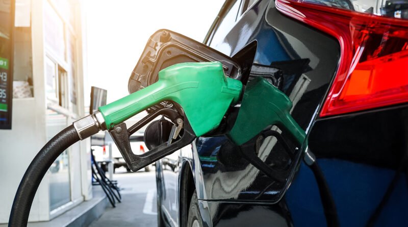 precio de los combustibles: surtidor cargando nafta en un auto