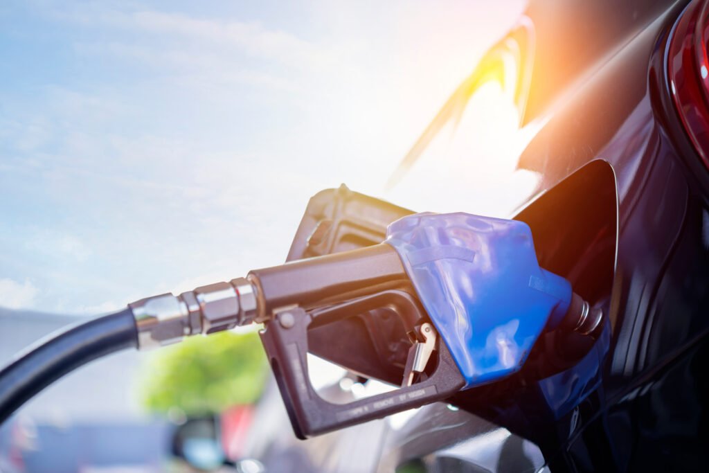 precio de la nafta: carga de combustible en una estación de servicio