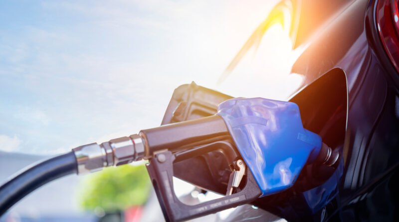 precio de la nafta: carga de combustible en una estación de servicio